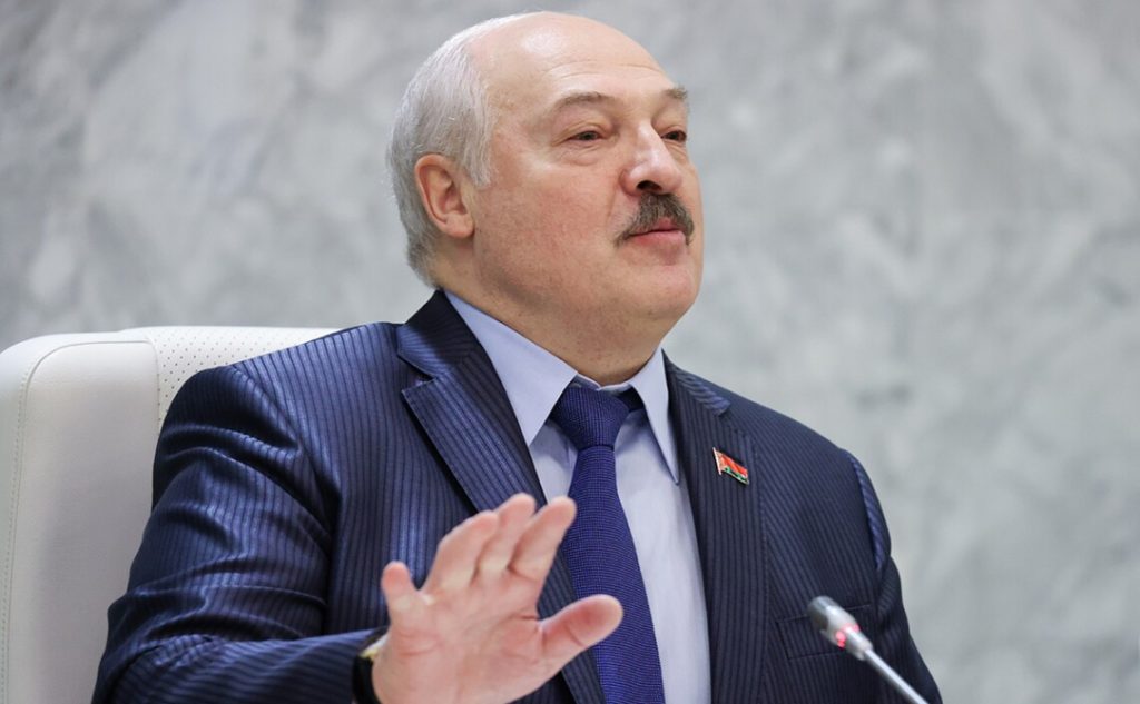 Лукашенко заявил, что имеет «информацию» о том, что ВСУ конфликтуют с Зеленским 