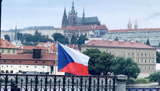 Чехия остановила выдачу виз россиянам и белорусам до марта 2023 года