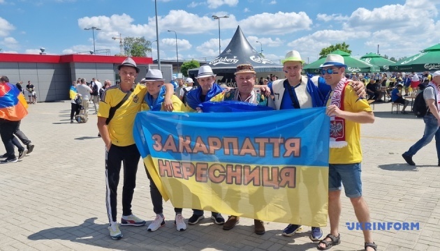 На матч Украина-Армения в Лодзь приехали тысячи украинцев