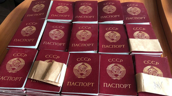 Российские оккупанты хотели раздать жителям Киевщины паспорта СССР 