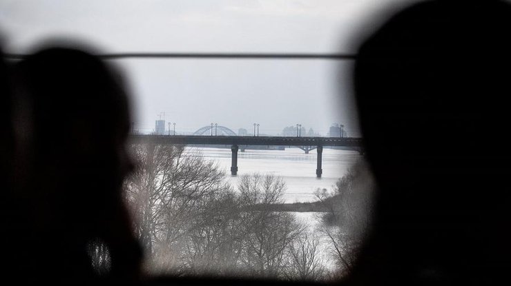 У Києві відновлюють рух автомобілів мостами Патона й Метро