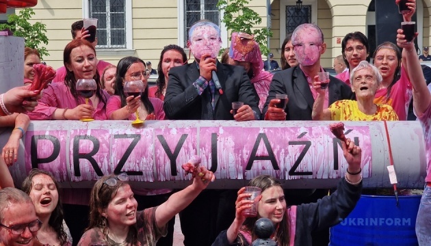 Кровь и пляски на костях: под посольством Венгрии в Варшаве показали «настоящее лицо Орбана»