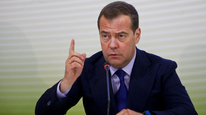 Медведев вновь отличился неадекватными высказываниями о ядерных договоренностях с США: «пусть просят на всех улицах и подворотнях» 