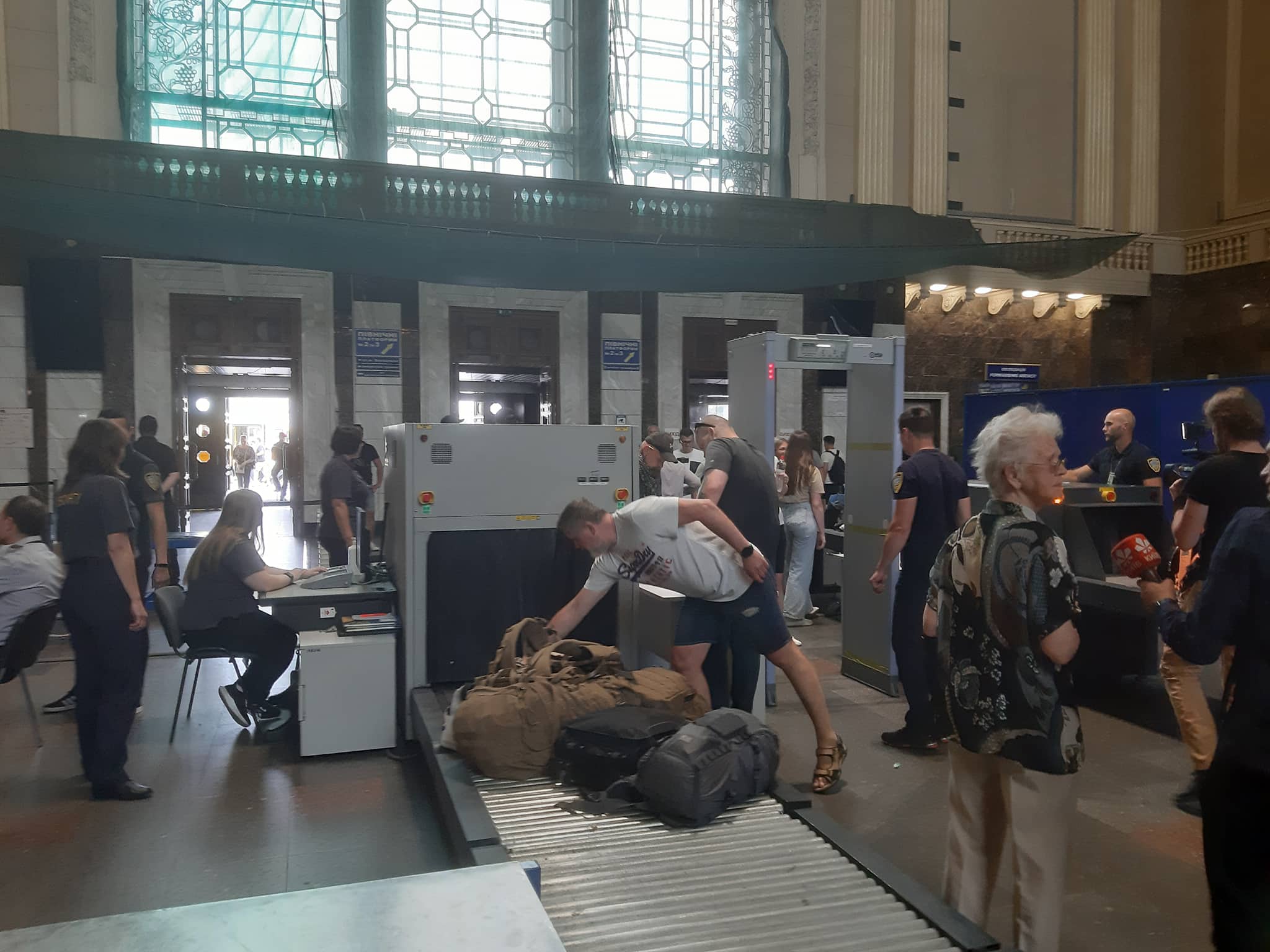 На киевском вокзале ввели тотальный досмотр пассажиров: что ищут и как долго