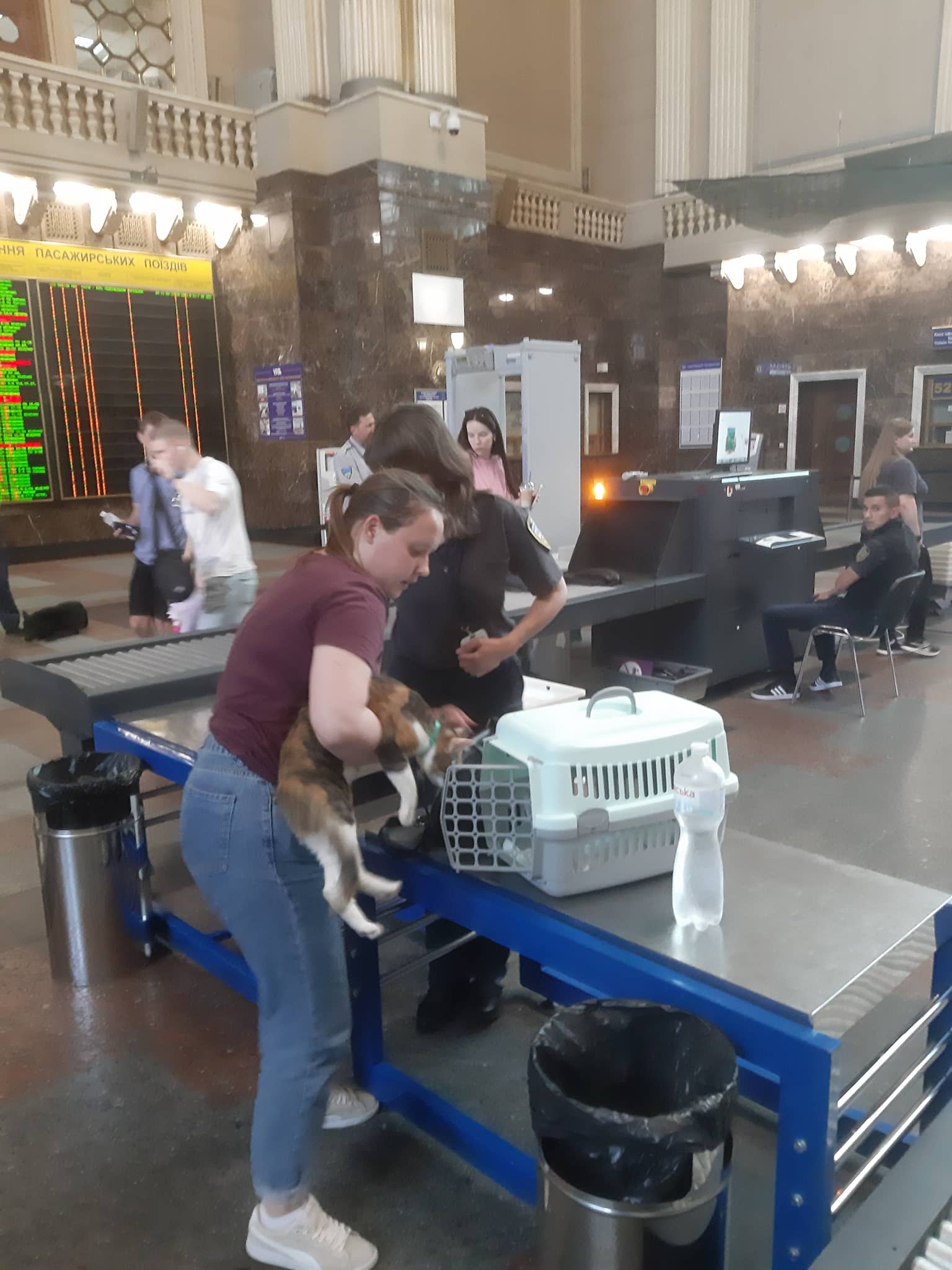 На киевском вокзале ввели тотальный досмотр пассажиров: что ищут и как долго