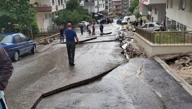 Мощный ураган в Анкаре срывал крыши и валил деревья, есть погибший