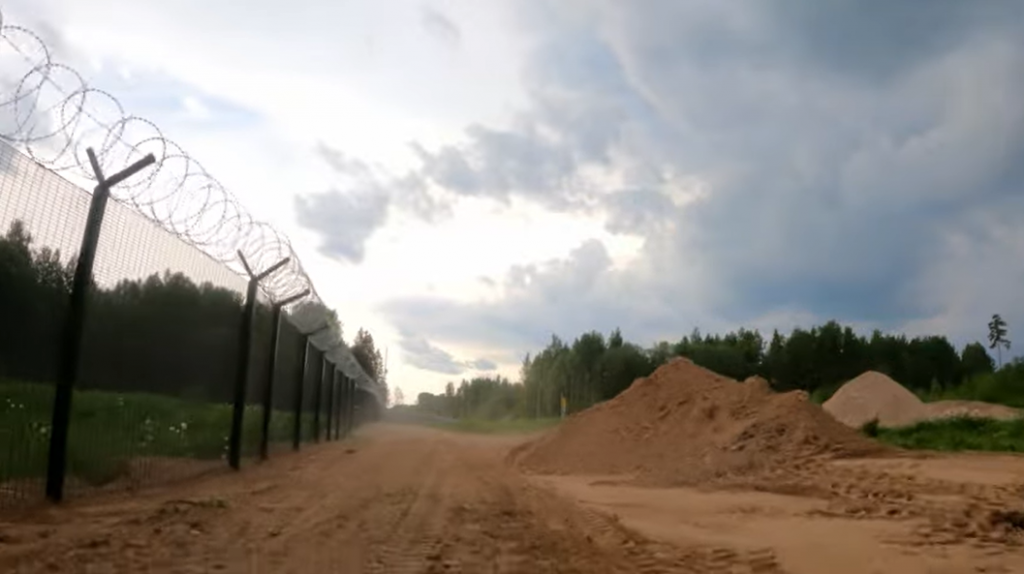Как выглядят укрепленные ограждения на юге Эстонии у границы с РФ. Фото: Скриншот с видео/Kevadine kagupiir