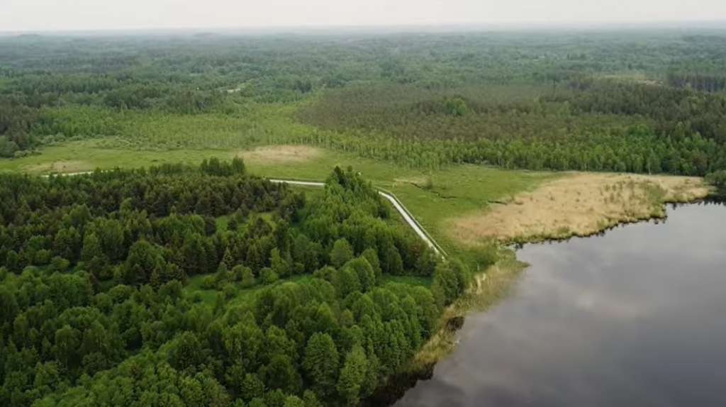 Как выглядят укрепленные ограждения на юге Эстонии у границы с РФ. Фото: Скриншот с видео/Kevadine kagupiir