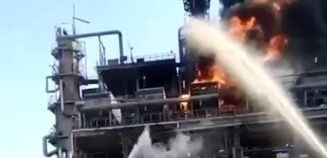 В России загорелся нефтеперерабатывающий завод, который ранее принадлежал Медведчуку 