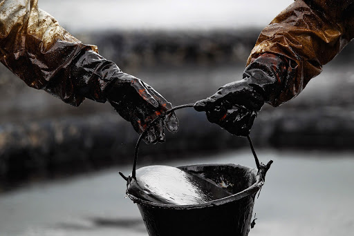 Цены на нефть снижаются после трехдневного роста