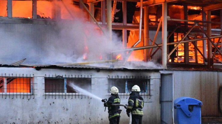 Окупанти вдарили ракетою по Одесі, пожежу на складі гасили 6 годин (фото)