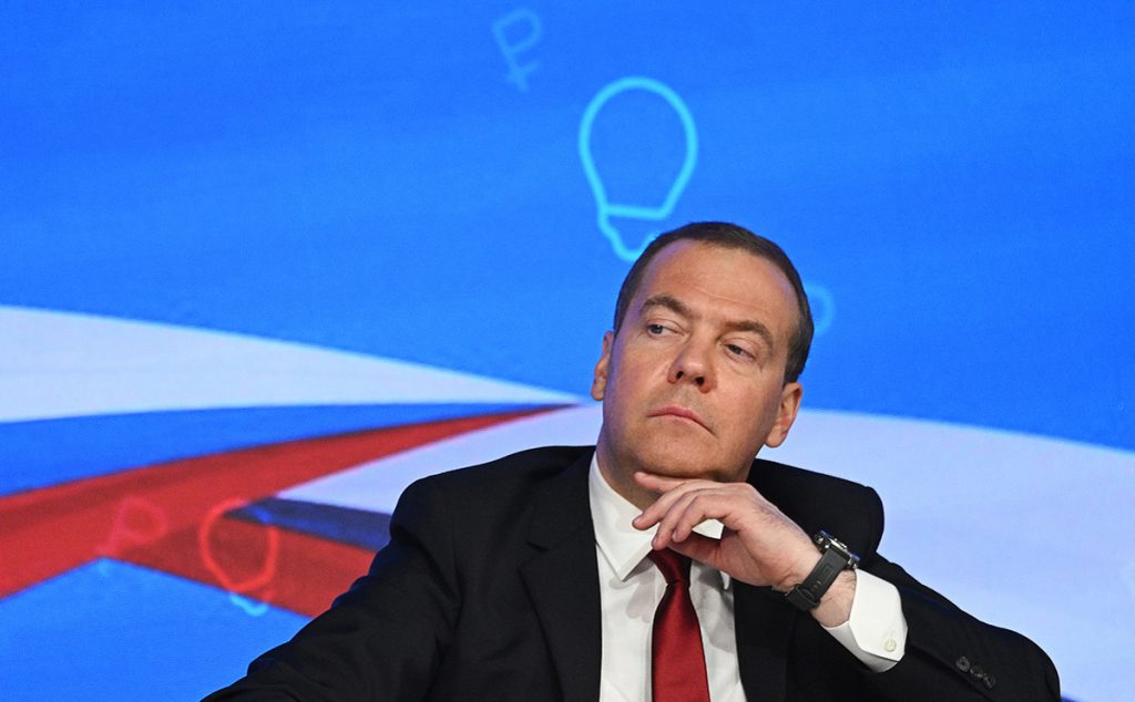 Медведев делает одно неадекватное заявление за другим: санкции станут поводом для войны 
