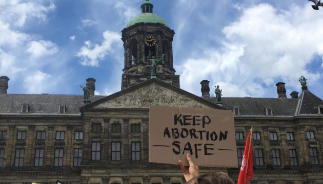 В Амстердаме митинговали за право на аборт - акция собрала сотни людей