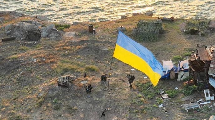ВСУ зачистили остров Змеиный от оккупантов и подняли украинский флаг 