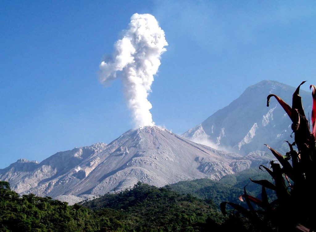 Один из самых мощных вулканов начал пробуждаться: его извержение станет катастрофой 
