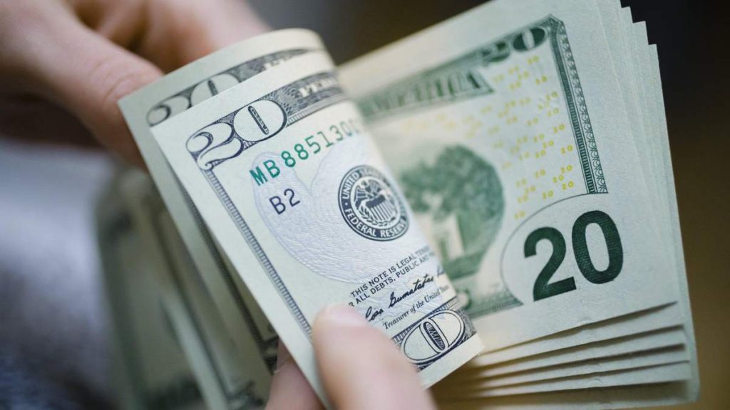 Эксперт назвал «плюсы» и «минусы» резкого повышения курса доллара 