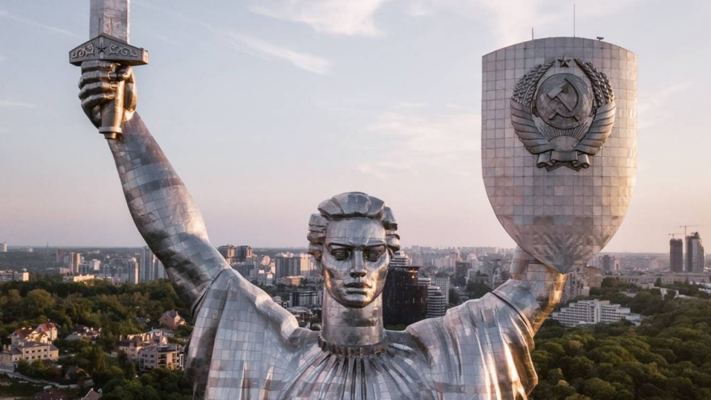 Украинцам предлагают принять решение о дальнейшей судьбе герба СССР на монументе «Родины-матери» в столице 