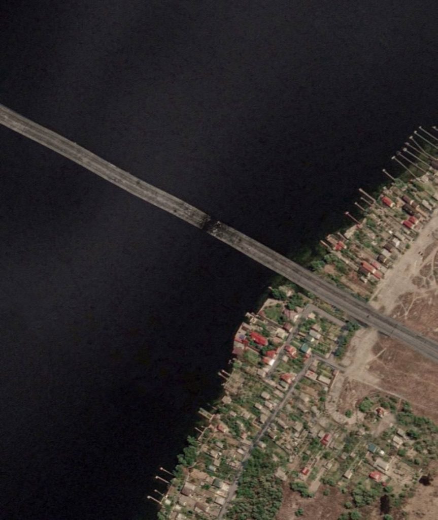Так выглядит Антоновский мост после удара ВСУ. Фото: Telegram