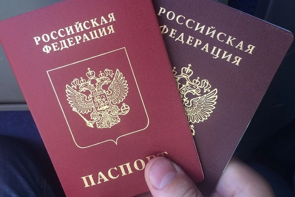 В Мелитополе священники УПЦ МП первыми выстраиваются в очереди за российским паспортом 