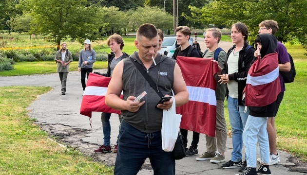 В Латвии россияне мешали сносу памятника: есть задержанные, им грозит депортация