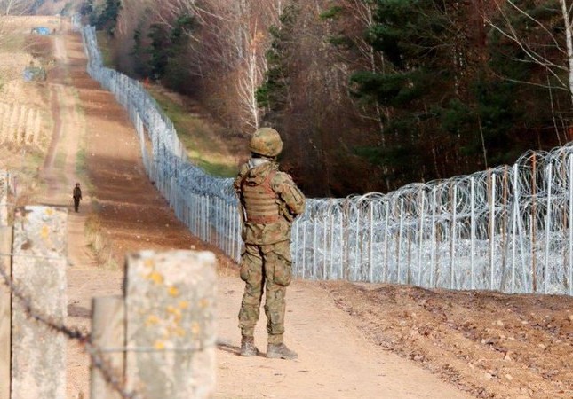 Польша заявила, что белорусские службы повредили спецограждение на границе  
