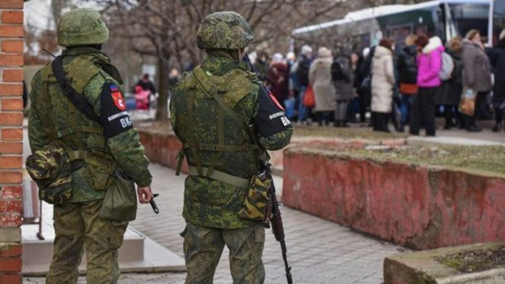 Украинцев высылают из российского Пскова обратно в Мариуполь