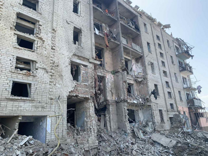 Рашисти вдарили по багатоповерхівці у Вознесенську, поранено 9 людей (фото, відео)