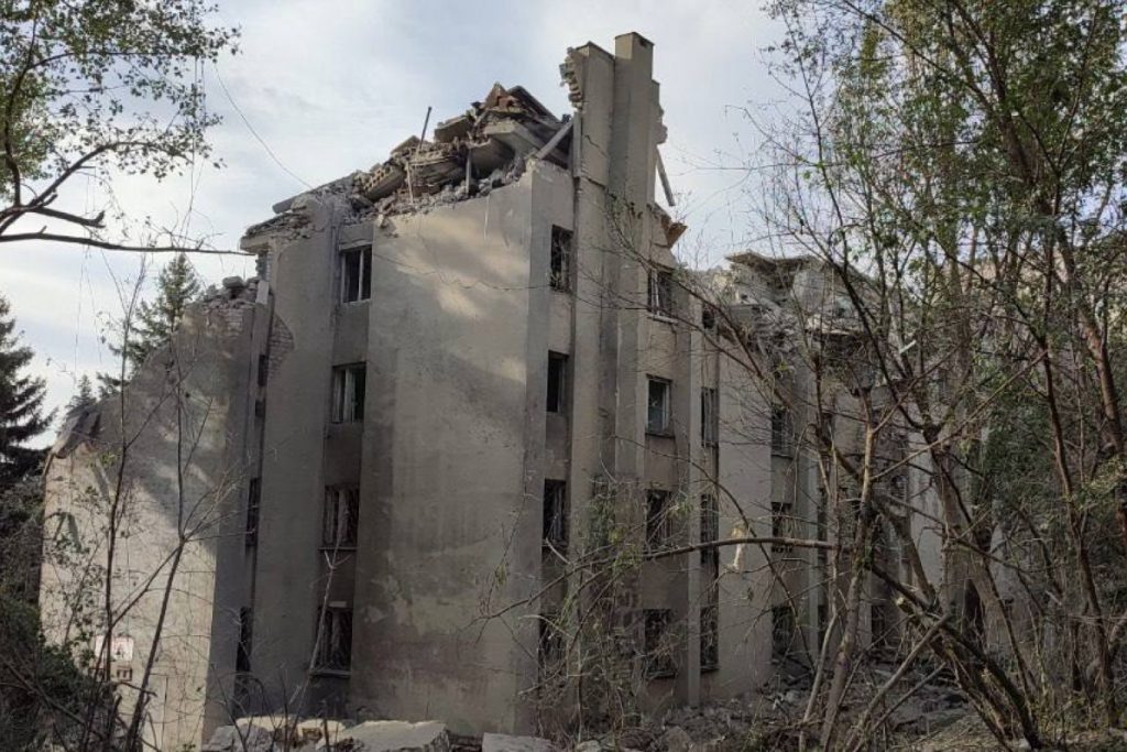 Украинские военные ударом HIMARS уничтожили около двух сотен оккупантов в гостинице «Донбасс» в Кадеевке