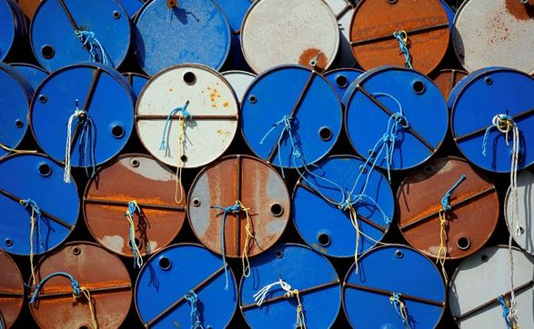 Нефть дешевеет на фоне опасений о снижении спроса из-за экономического спада