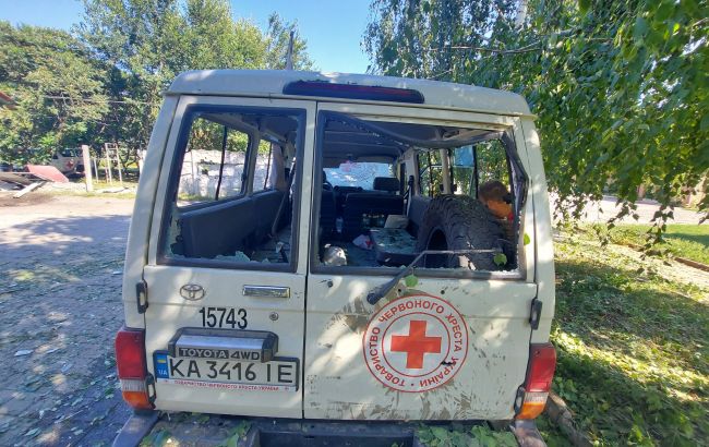 Российские оккупанты нанесли удар по базе Красного Креста в Славянске 