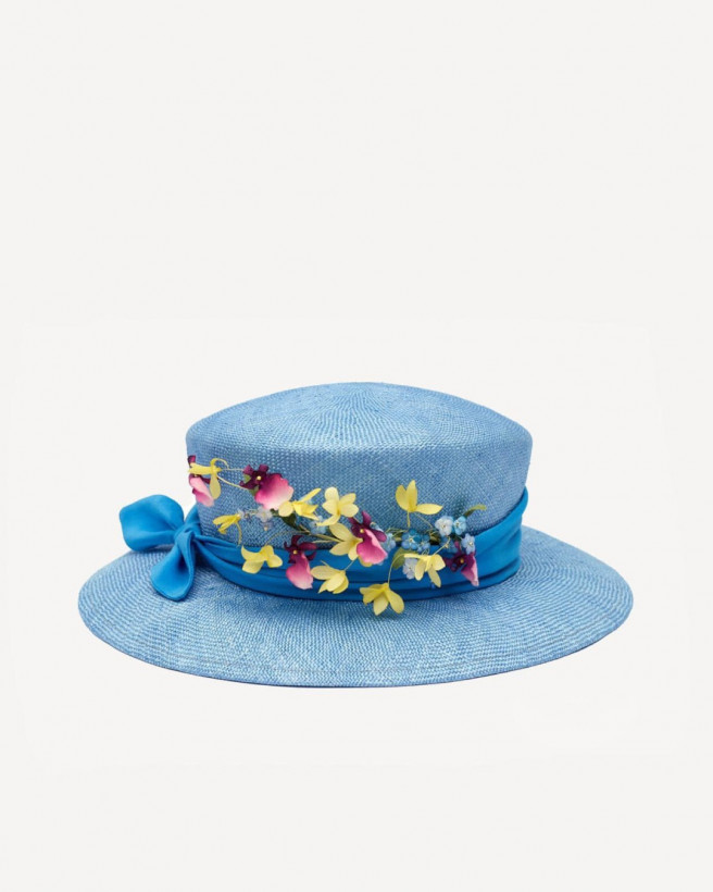 Королева Елизавета II приняла в дар шляпку от украинского дизайнера