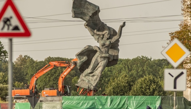 В Риге снесли памятник советским «освободителям»