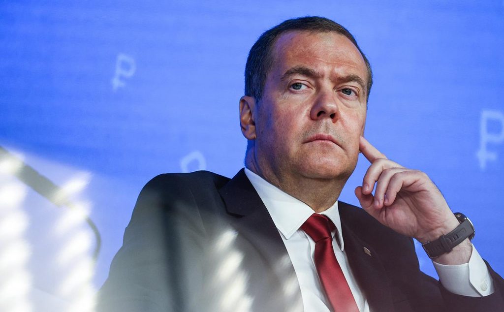 Медведев размечтался о военном перевороте в Киеве как результат «спецоперации»
