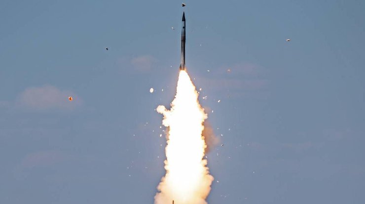 В Миколаєві збили одну з ракет С-300, якими рф обстріляла місто (відео)