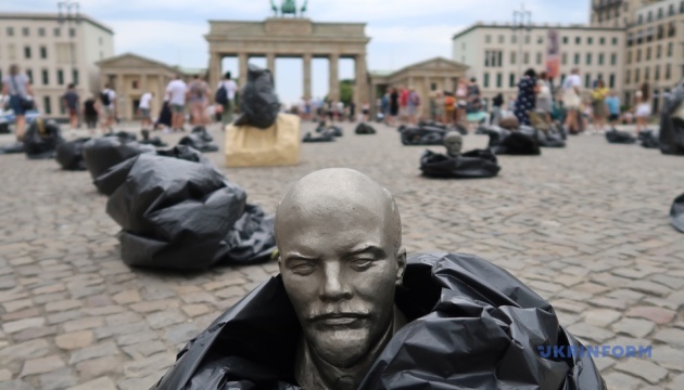 Выбросить ленина на свалку истории: украинские активисты устроили перформанс в Берлине