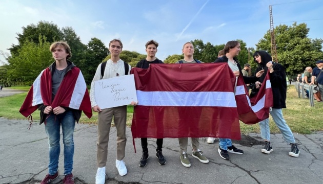 В Латвии россияне мешали сносу памятника: есть задержанные, им грозит депортация