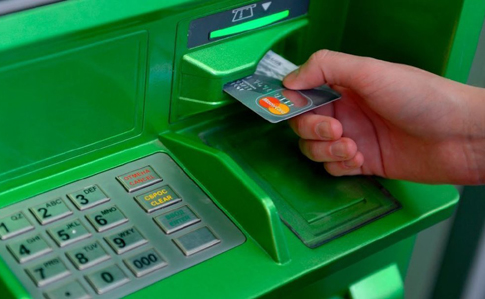 В Украине заработала новая схема мошенничества: воруют деньги прямо у банкоматов