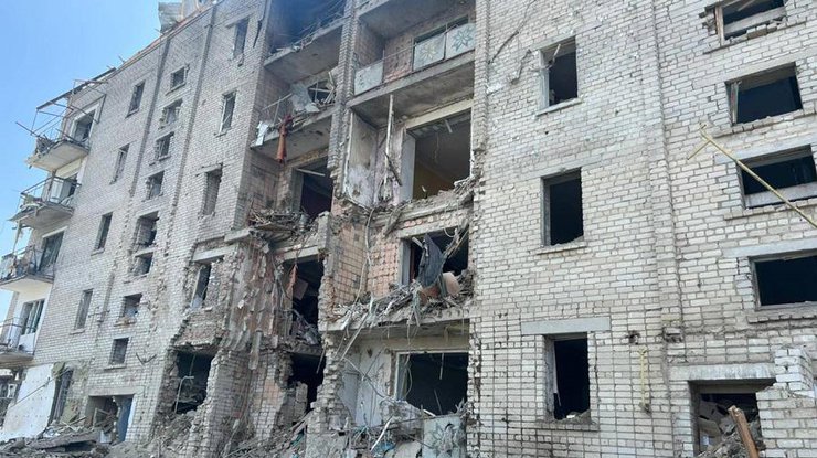 Рашисти вдарили по багатоповерхівці у Вознесенську, поранено 9 людей (фото, відео)