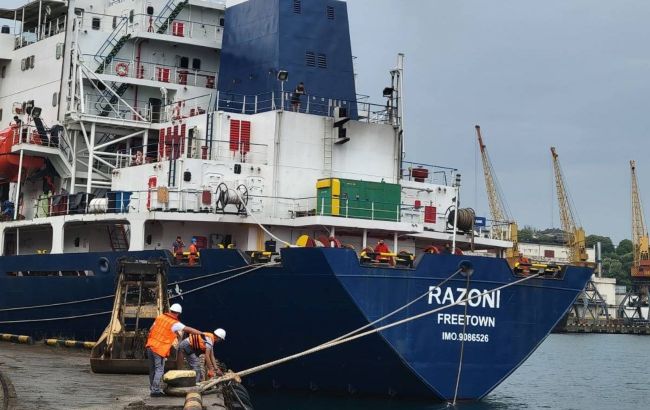 В Ливане не захотели принимать первое судно с украинским зерном: названа причина  