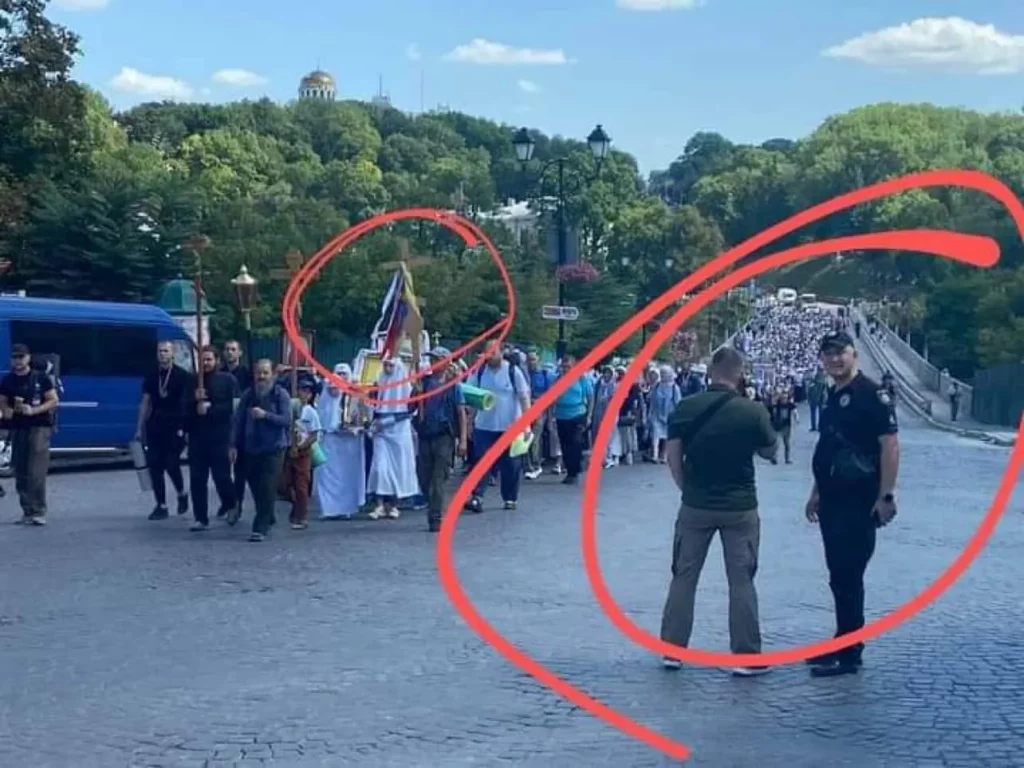 В Хмельницкой области прошел «крестный ход» УПЦ МП с триколором в руках: и это на шестой месяц войны! 