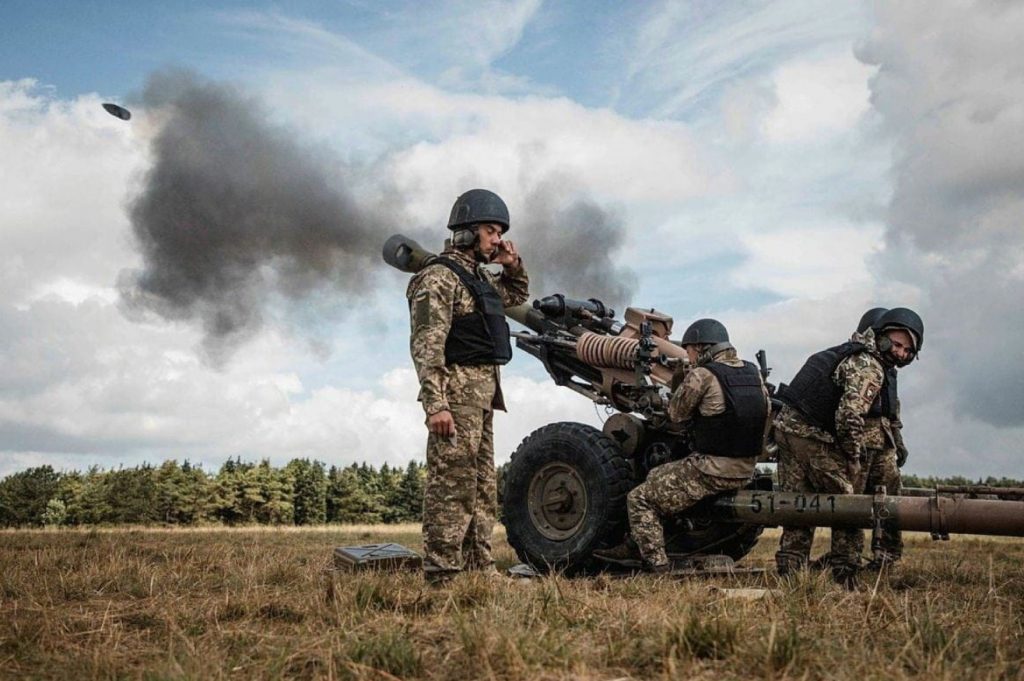 Украинские военные уничтожили четыре склада боеприпасов россиян и технику врага