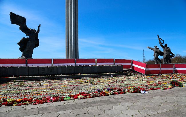 В Латвии граждане РФ препятствовали сносу советского памятника: им грозит депортация 