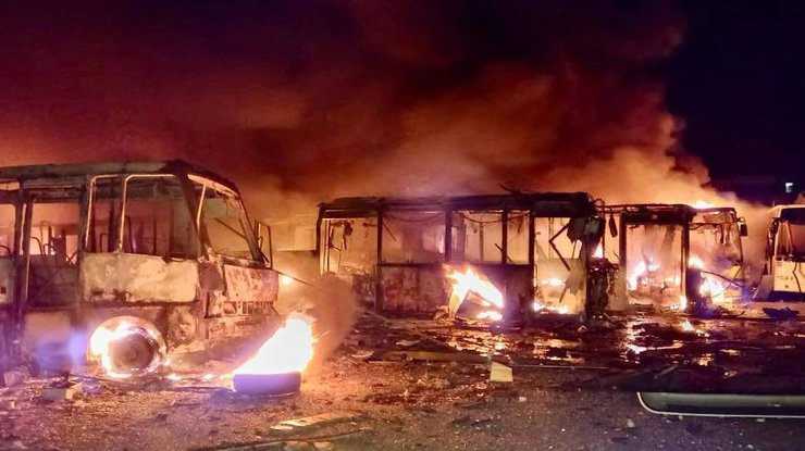 У Дніпрі через ракетний удар згоріло 50 автобусів (відео)