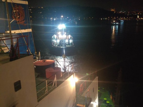 Застрявшее на мели судно с украинским зерном отбуксировали: движение по Босфору возобновлено