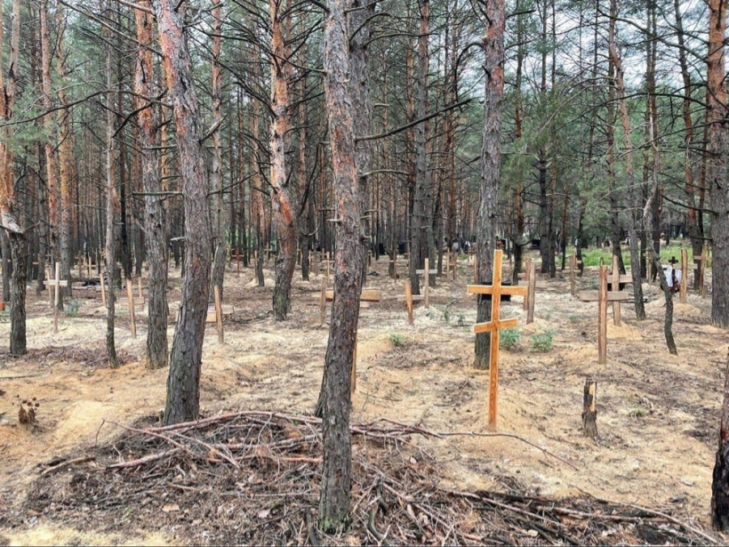 "Йдеться про сотні": у лісі поблизу Ізюму знайшли масове поховання (фото)
