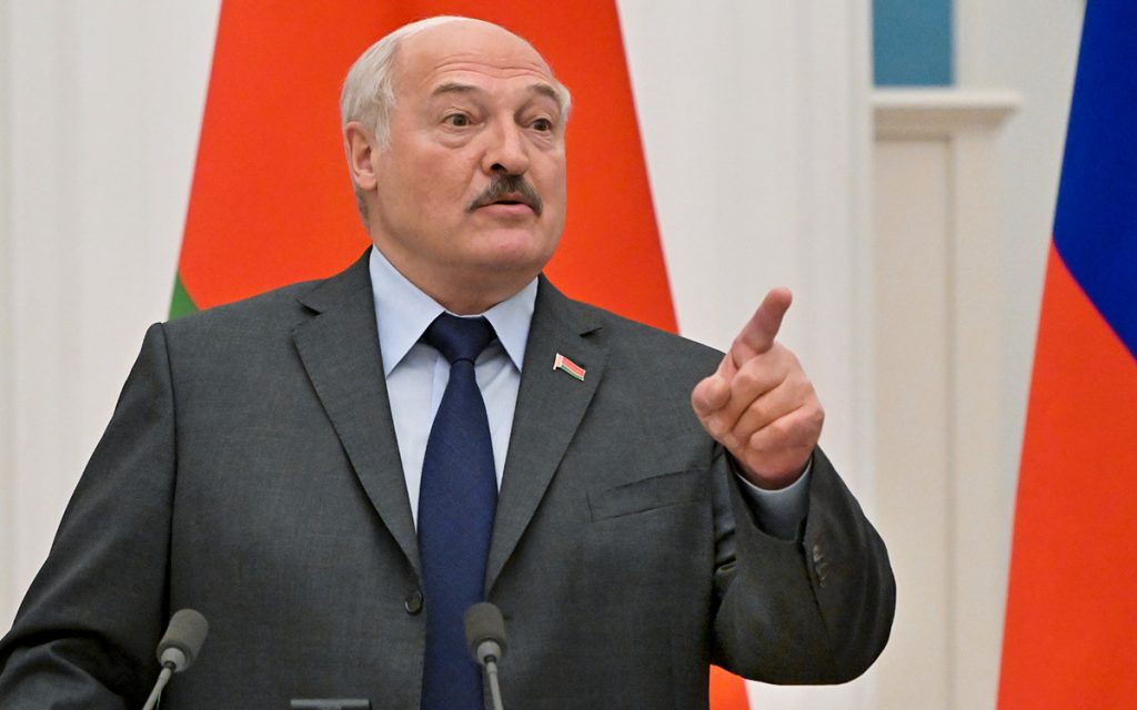 Лукашенко снова отличился неадекватным заявлением: в этот раз восторгался Сталиным и Берией за ядерное оружие