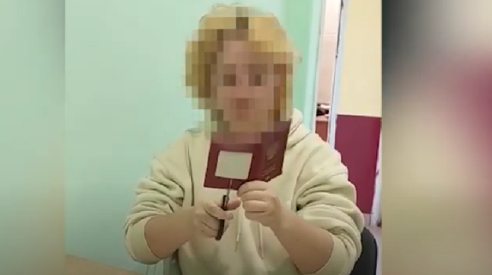 Девушка из Крыма демонстративно порезала российский паспорт на границе 