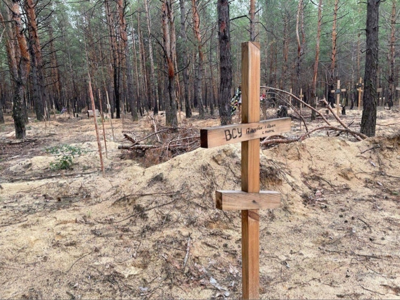 "Йдеться про сотні": у лісі поблизу Ізюма знайшли масове поховання (фото)
