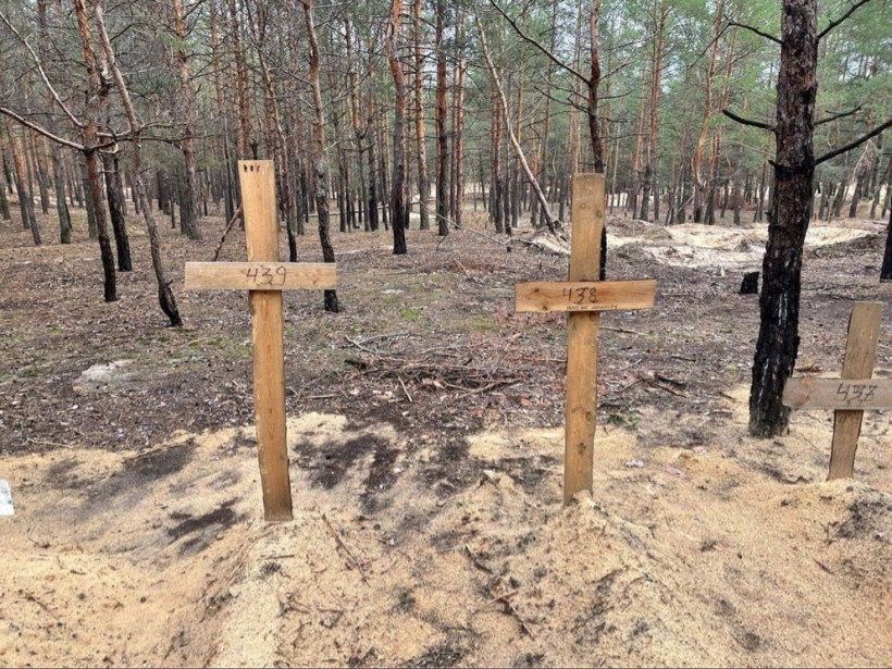"Йдеться про сотні": у лісі поблизу Ізюму знайшли масове поховання (фото)