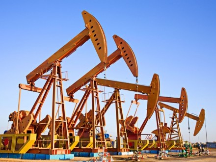 Нефть направляется к недельному падению на 4% из-за опасений по спросу